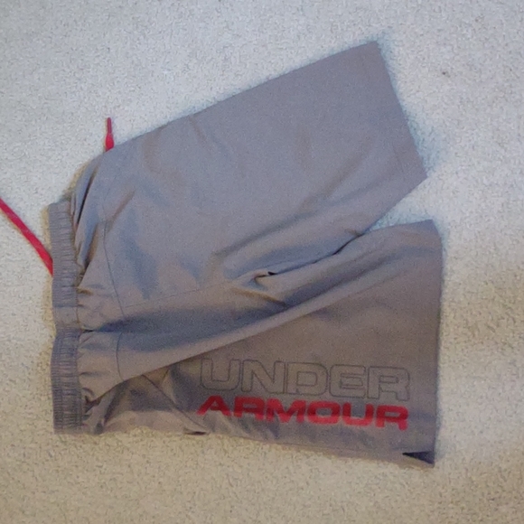 Excellent used condition. Men's Under Armour Shorts. Size Small - Picture 3 of 3